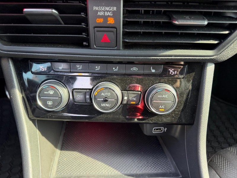 Volkswagen Jetta GLI Vehicle Full-screen Gallery Image 12