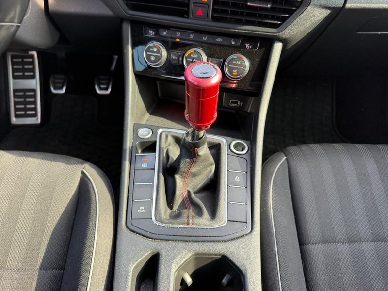 Volkswagen Jetta GLI Vehicle Full-screen Gallery Image 13