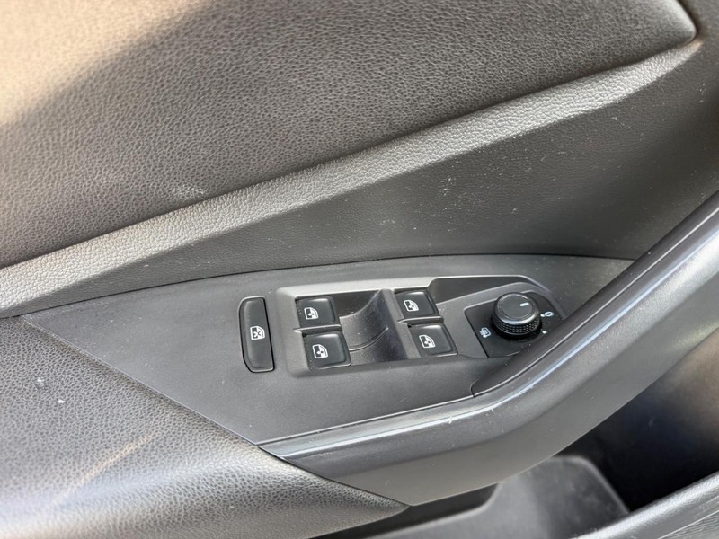 Volkswagen Jetta GLI Vehicle Full-screen Gallery Image 15