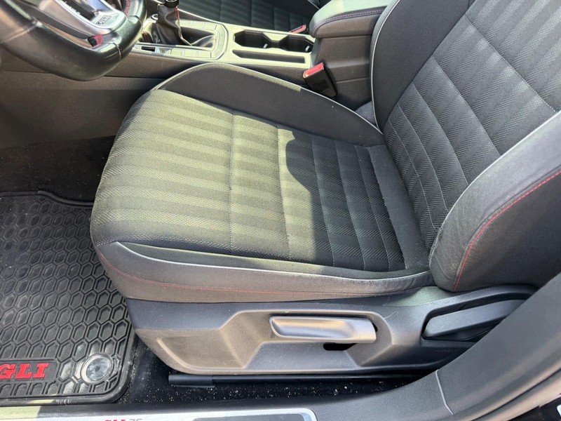 Volkswagen Jetta GLI Vehicle Full-screen Gallery Image 16