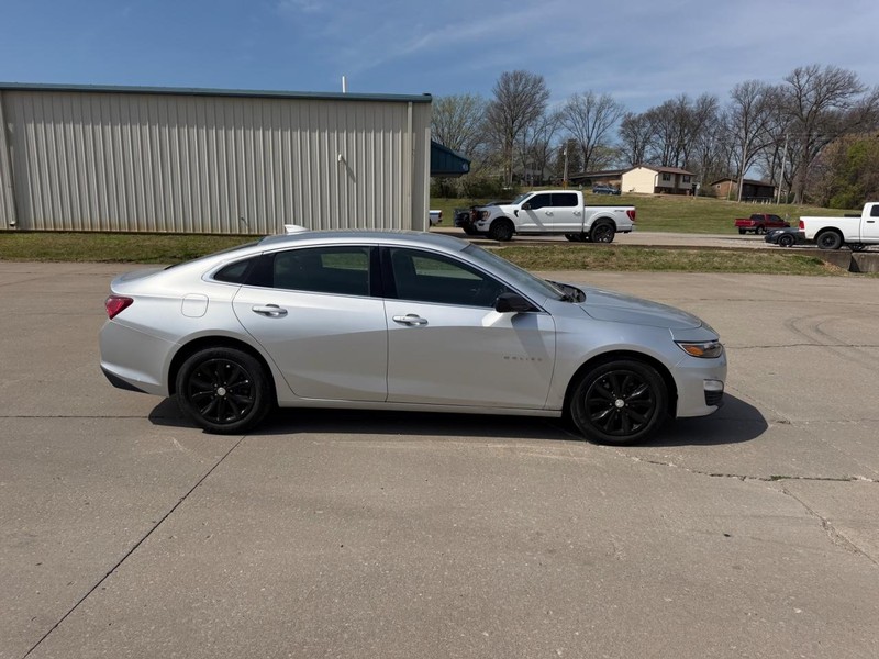 Chevrolet Malibu Vehicle Full-screen Gallery Image 2