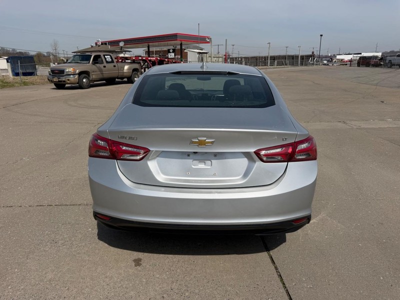 Chevrolet Malibu Vehicle Full-screen Gallery Image 4