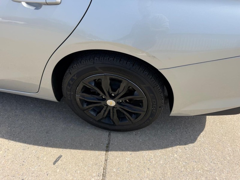 Chevrolet Malibu Vehicle Full-screen Gallery Image 6