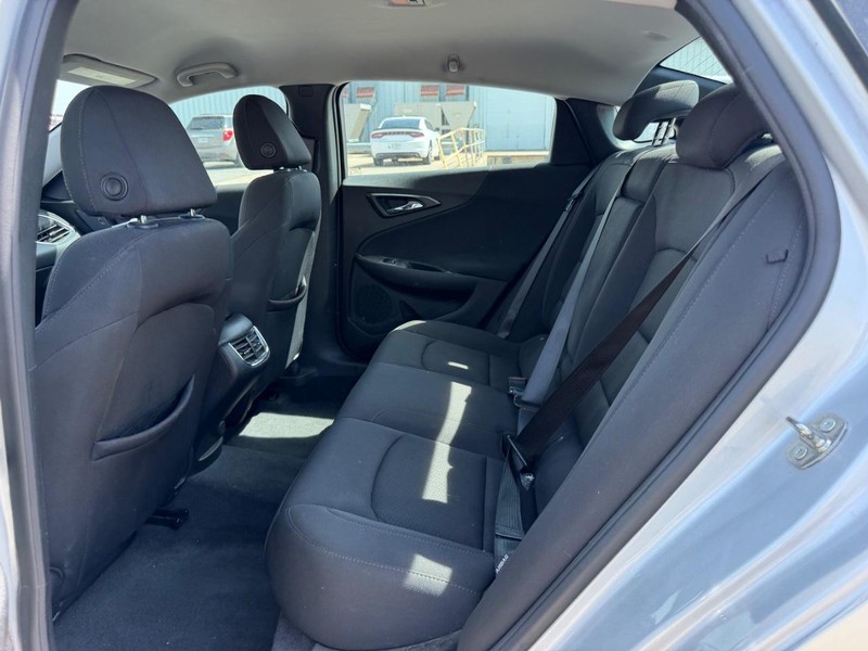 Chevrolet Malibu Vehicle Full-screen Gallery Image 7
