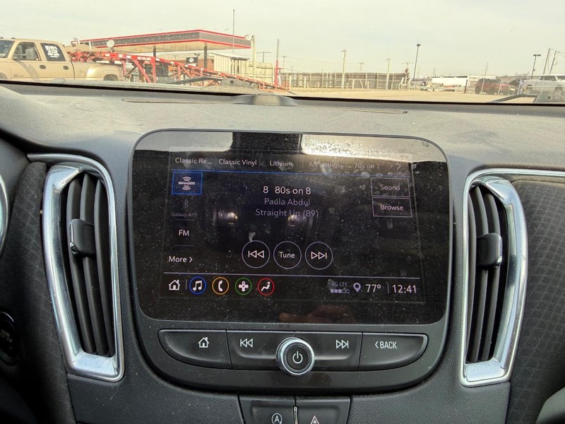 Chevrolet Malibu Vehicle Full-screen Gallery Image 12