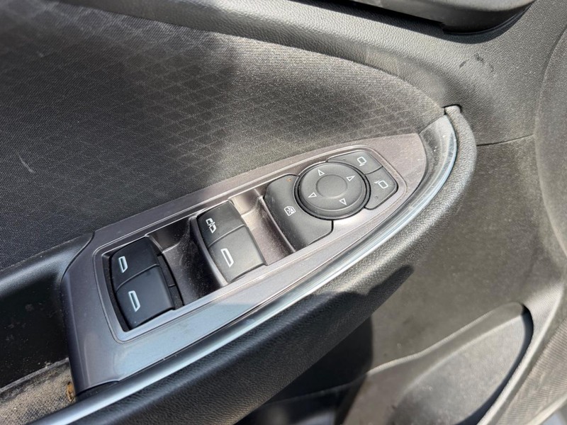 Chevrolet Malibu Vehicle Full-screen Gallery Image 16