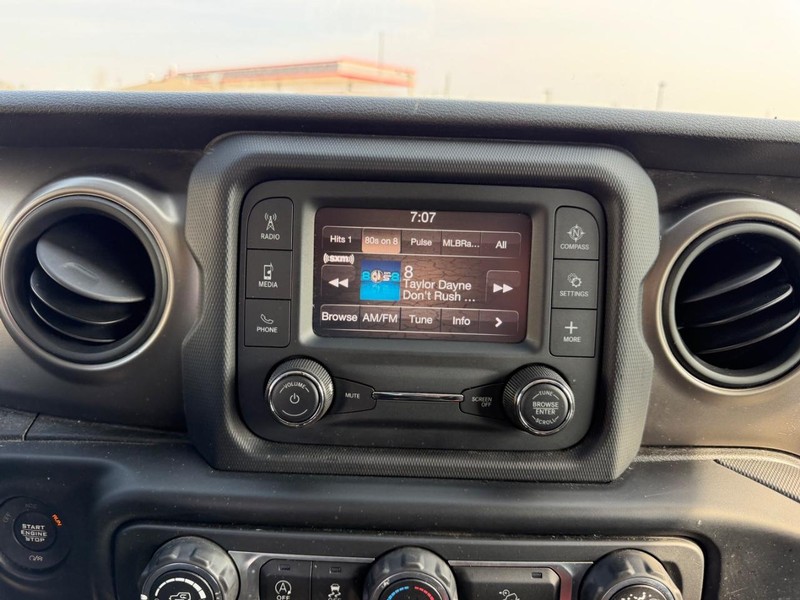 Jeep Wrangler Unlimited Vehicle Full-screen Gallery Image 12