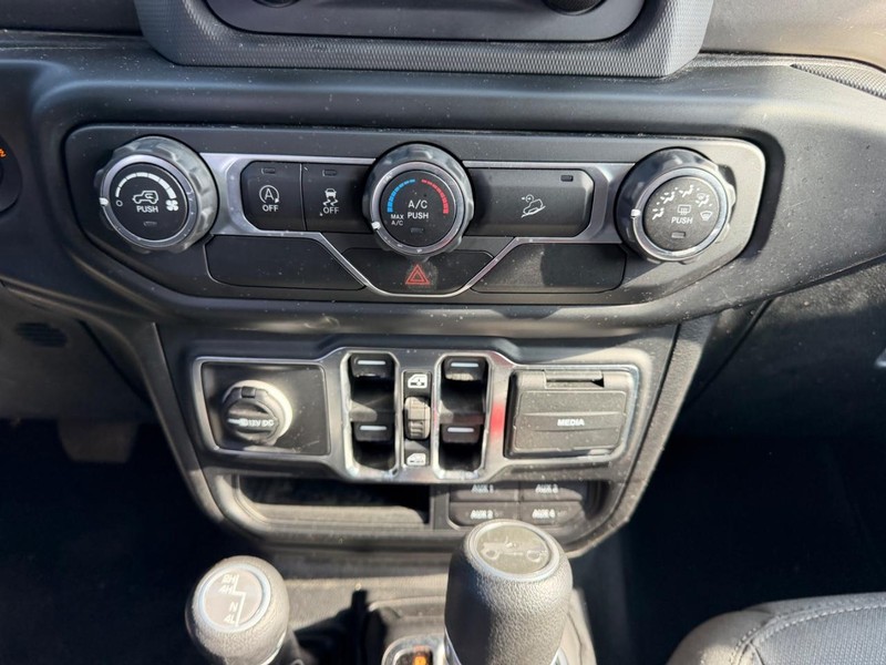 Jeep Wrangler Unlimited Vehicle Full-screen Gallery Image 13