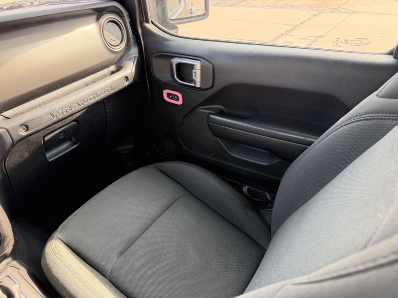 Jeep Wrangler Unlimited Vehicle Full-screen Gallery Image 15