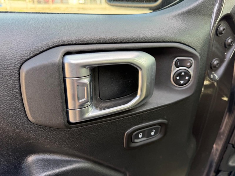 Jeep Wrangler Unlimited Vehicle Full-screen Gallery Image 16