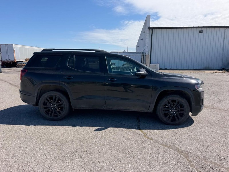 GMC Acadia Vehicle Full-screen Gallery Image 2