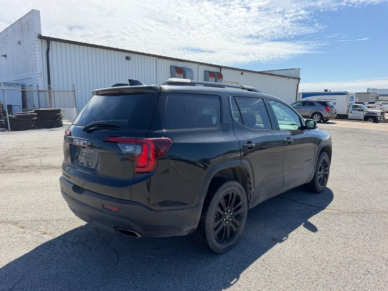 GMC Acadia Vehicle Full-screen Gallery Image 3