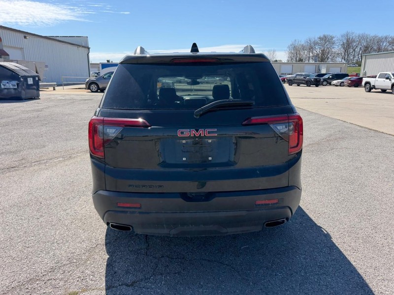 GMC Acadia Vehicle Full-screen Gallery Image 4