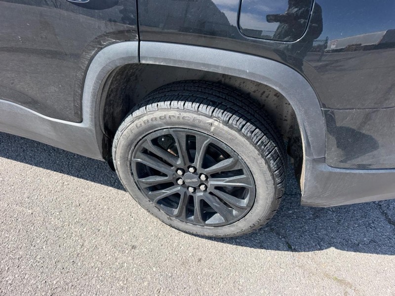 GMC Acadia Vehicle Full-screen Gallery Image 7