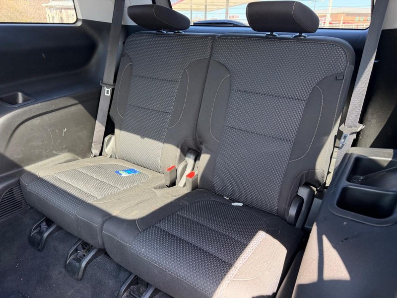 GMC Acadia Vehicle Full-screen Gallery Image 8