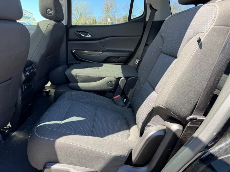 GMC Acadia Vehicle Full-screen Gallery Image 9