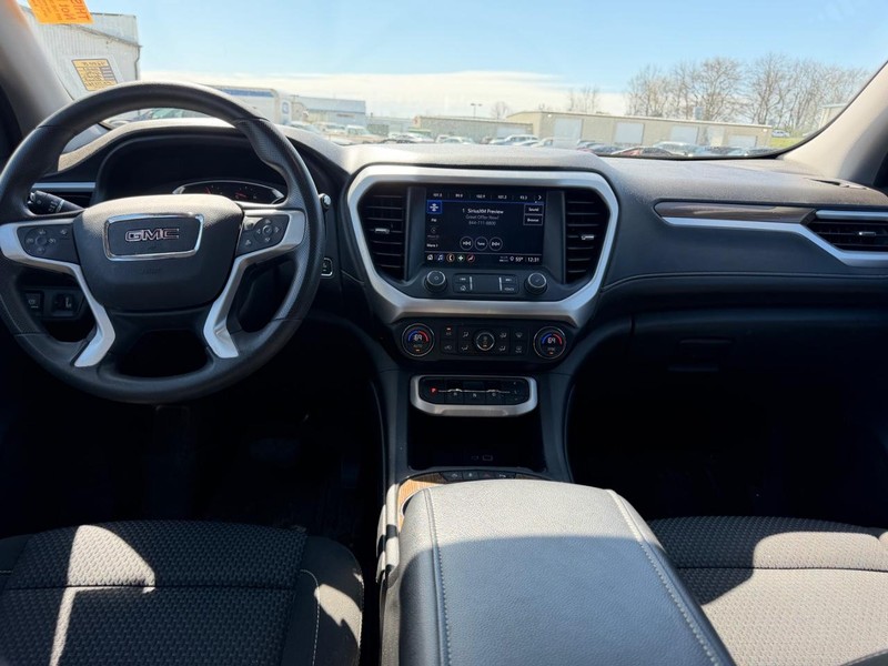 GMC Acadia Vehicle Full-screen Gallery Image 11