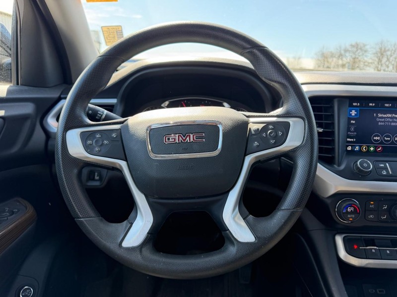 GMC Acadia Vehicle Full-screen Gallery Image 12