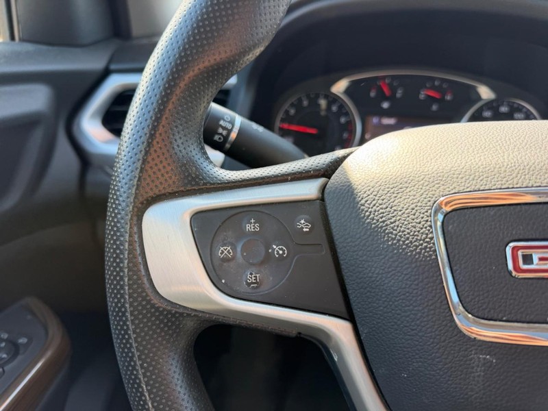 GMC Acadia Vehicle Full-screen Gallery Image 13