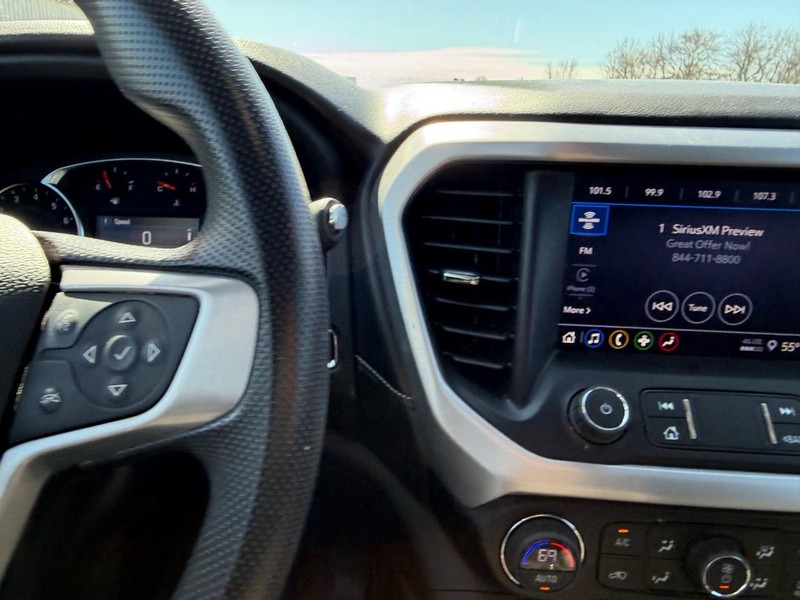 GMC Acadia Vehicle Full-screen Gallery Image 14