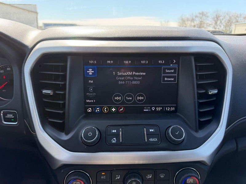 GMC Acadia Vehicle Full-screen Gallery Image 15
