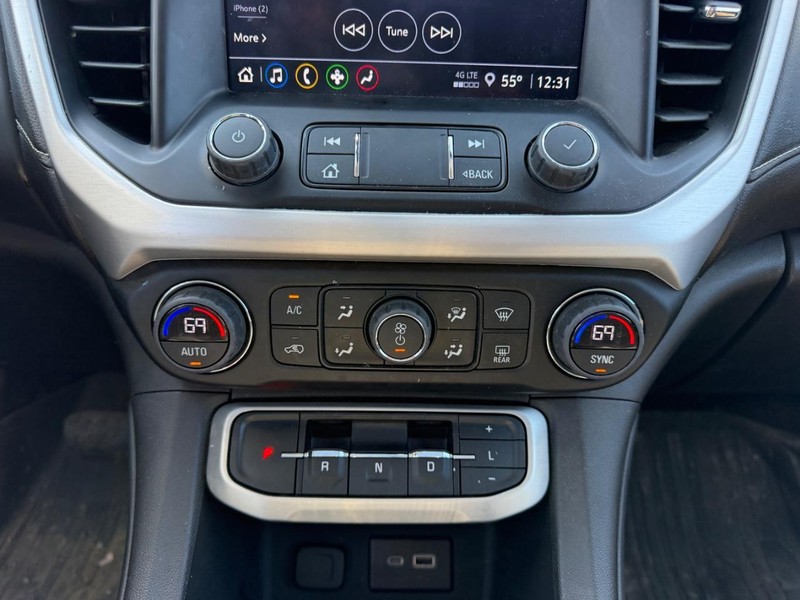 GMC Acadia Vehicle Full-screen Gallery Image 16