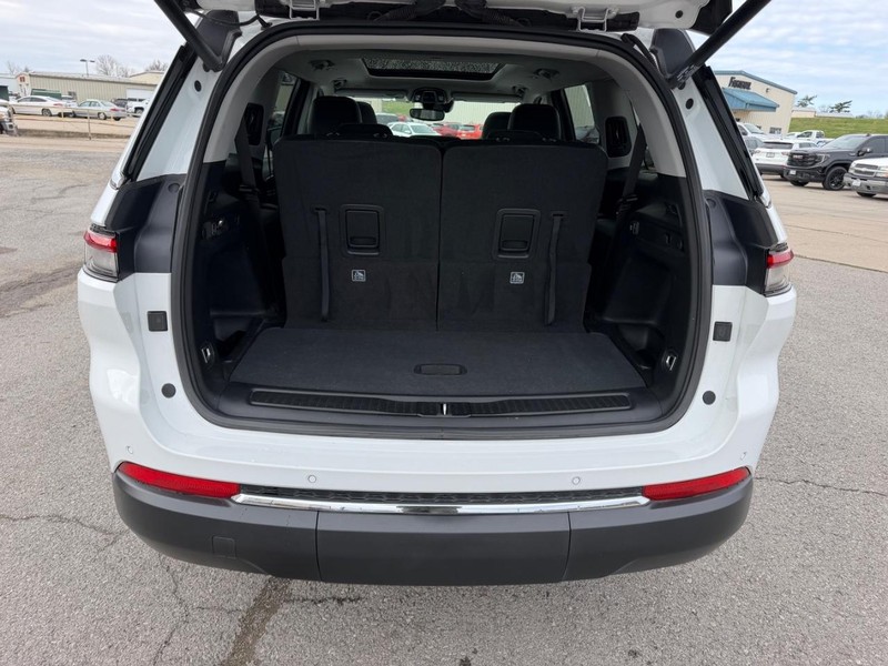 Jeep Grand Cherokee L Vehicle Full-screen Gallery Image 4