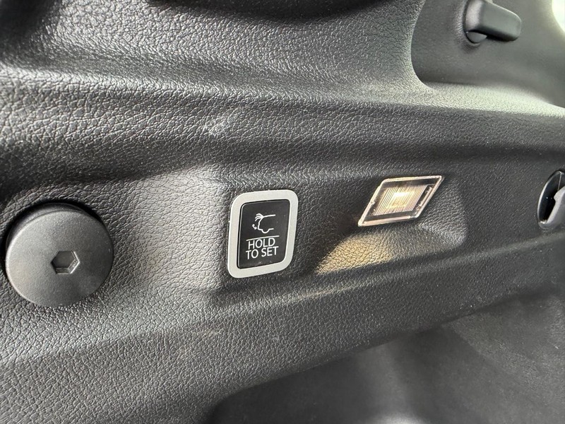 Jeep Grand Cherokee L Vehicle Full-screen Gallery Image 5