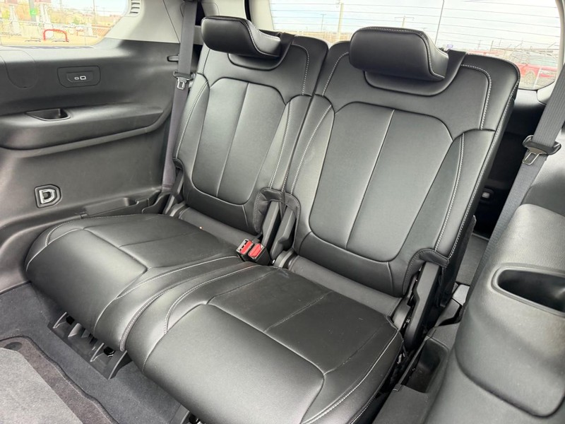 Jeep Grand Cherokee L Vehicle Full-screen Gallery Image 7