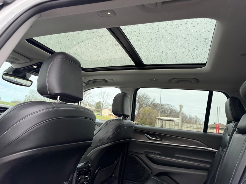 Jeep Grand Cherokee L Vehicle Full-screen Gallery Image 9