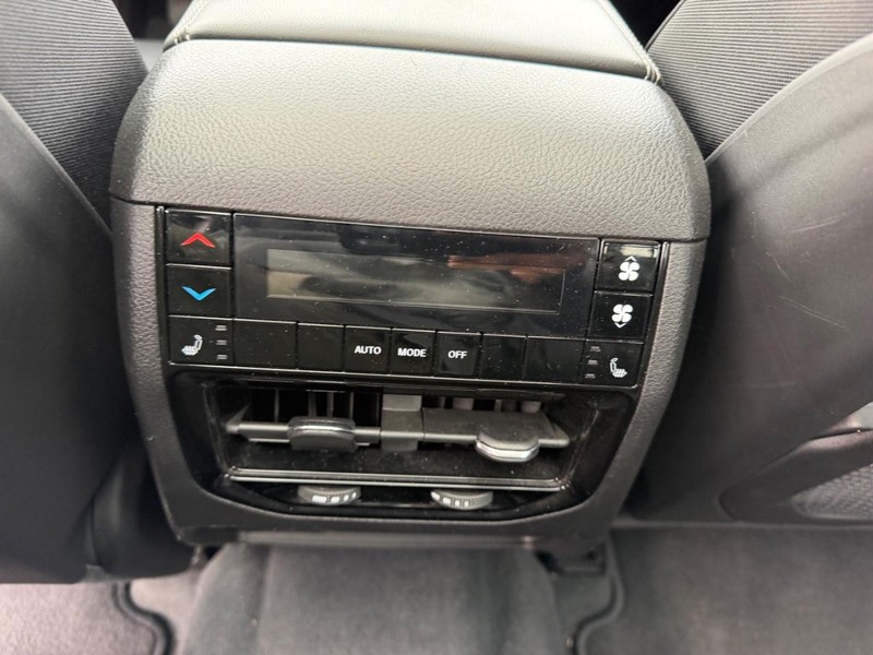 Jeep Grand Cherokee L Vehicle Full-screen Gallery Image 10