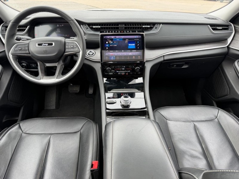 Jeep Grand Cherokee L Vehicle Full-screen Gallery Image 11