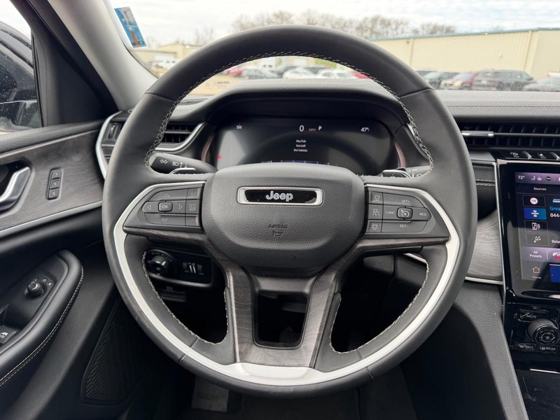 Jeep Grand Cherokee L Vehicle Full-screen Gallery Image 12