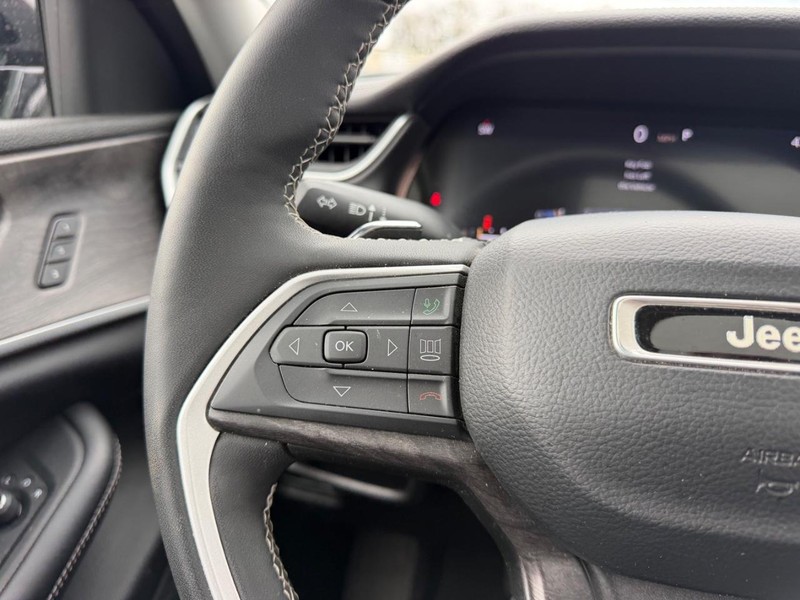 Jeep Grand Cherokee L Vehicle Full-screen Gallery Image 13