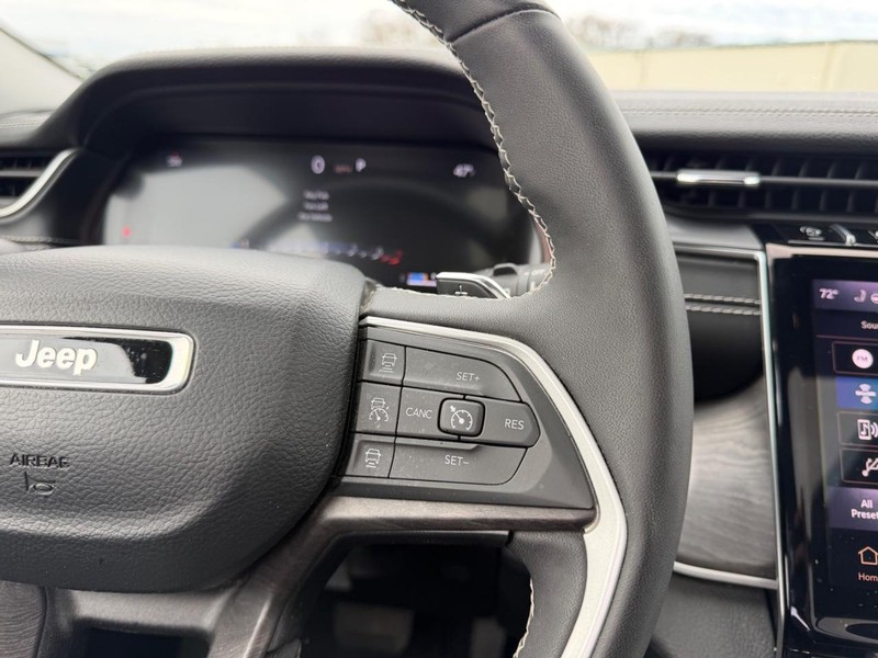 Jeep Grand Cherokee L Vehicle Full-screen Gallery Image 14