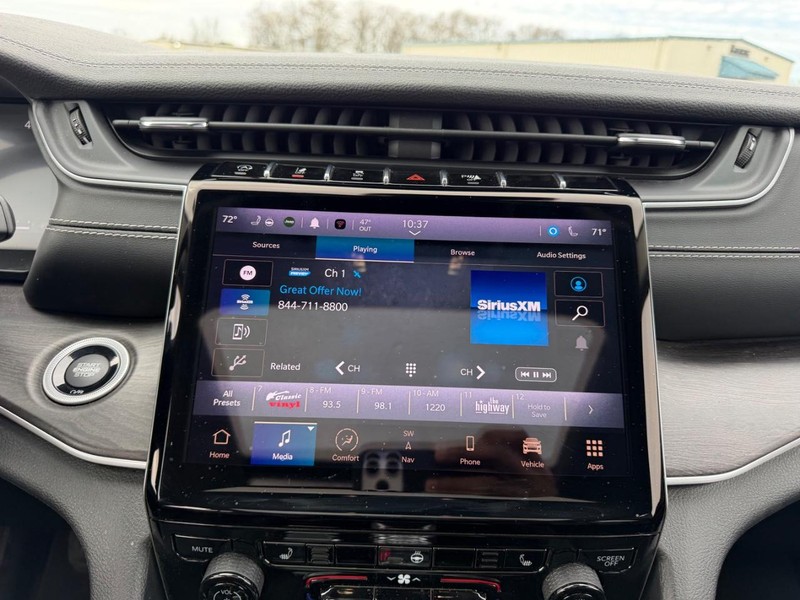 Jeep Grand Cherokee L Vehicle Full-screen Gallery Image 15