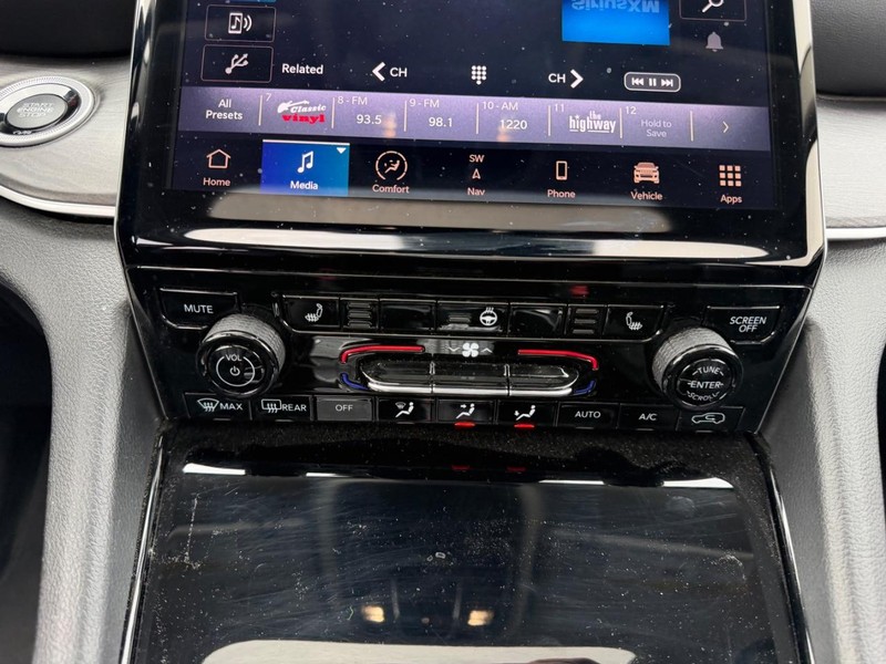 Jeep Grand Cherokee L Vehicle Full-screen Gallery Image 16