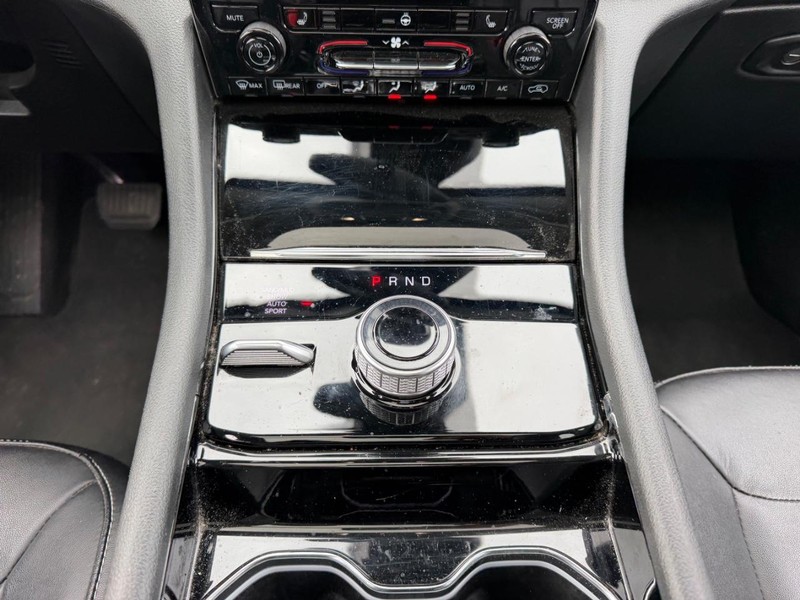 Jeep Grand Cherokee L Vehicle Full-screen Gallery Image 17