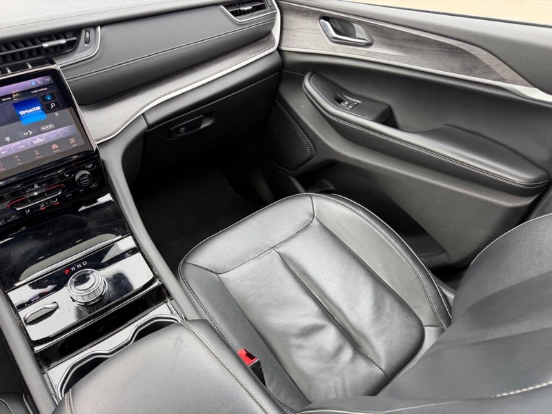 Jeep Grand Cherokee L Vehicle Full-screen Gallery Image 18