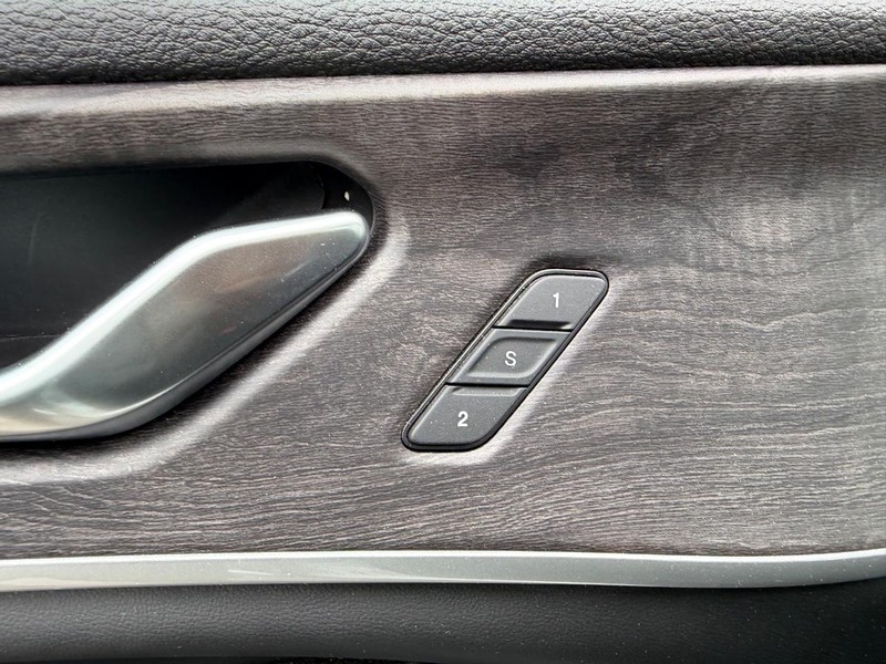 Jeep Grand Cherokee L Vehicle Full-screen Gallery Image 20