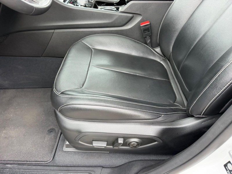 Jeep Grand Cherokee L Vehicle Full-screen Gallery Image 21