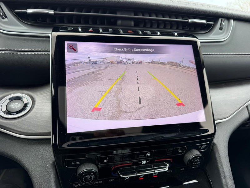 Jeep Grand Cherokee L Vehicle Full-screen Gallery Image 23