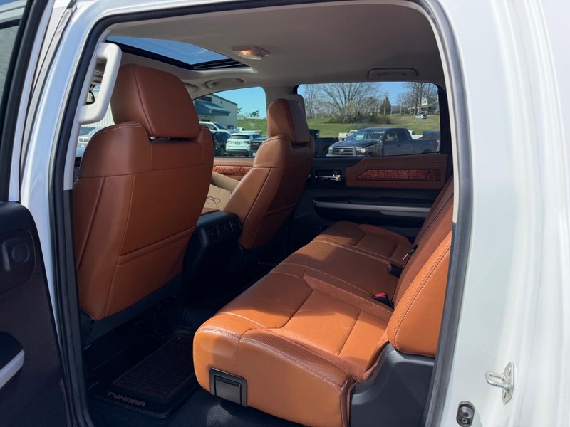 Toyota Tundra 4WD Vehicle Full-screen Gallery Image 7