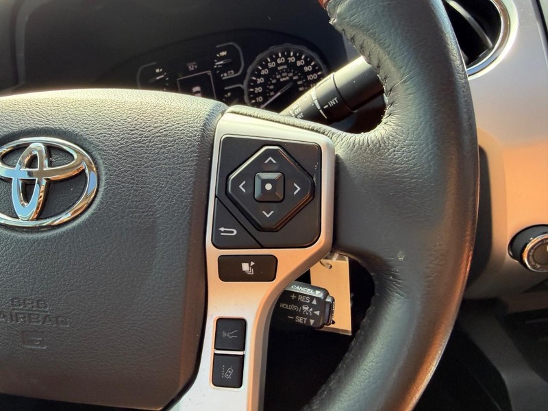 Toyota Tundra 4WD Vehicle Full-screen Gallery Image 12