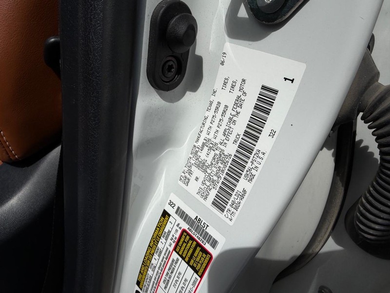 Toyota Tundra 4WD Vehicle Full-screen Gallery Image 23