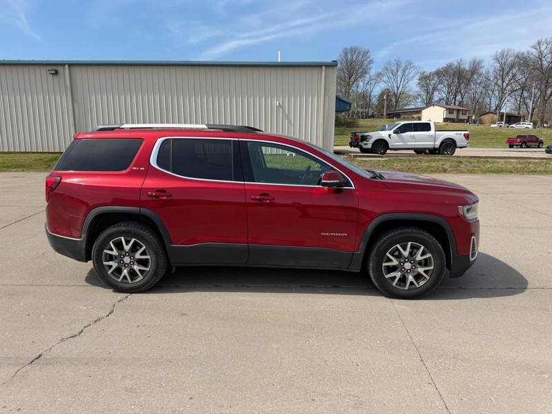 GMC Acadia Vehicle Full-screen Gallery Image 2