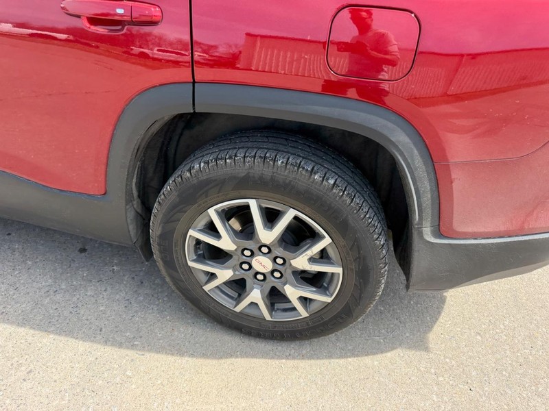 GMC Acadia Vehicle Full-screen Gallery Image 7