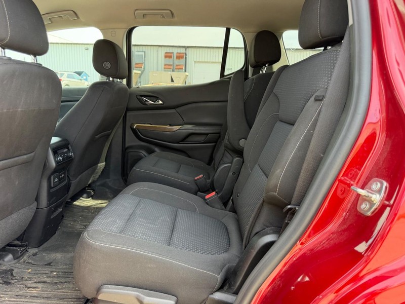 GMC Acadia Vehicle Full-screen Gallery Image 9