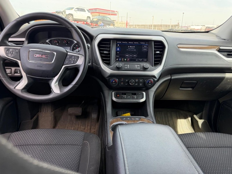 GMC Acadia Vehicle Full-screen Gallery Image 11