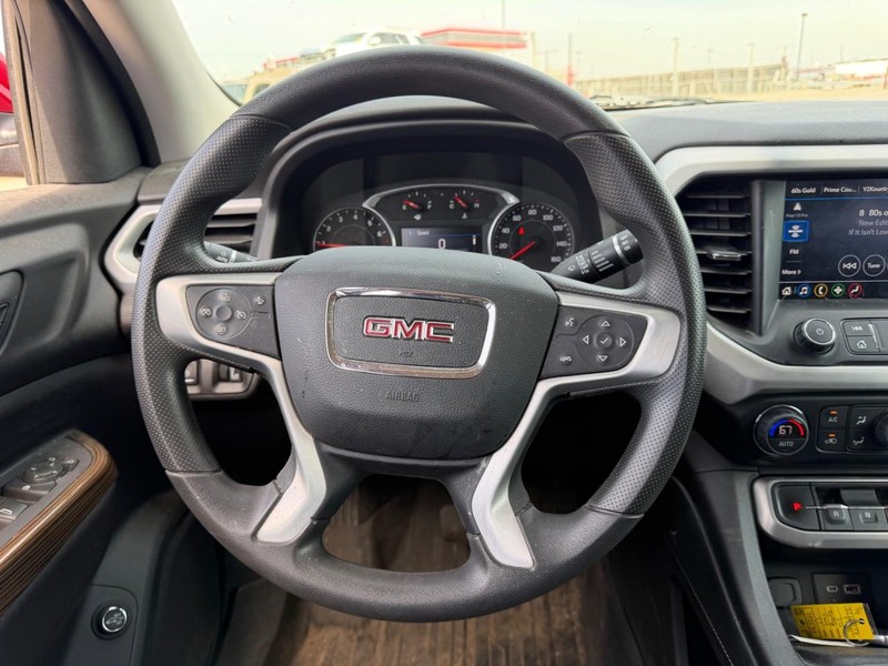 GMC Acadia Vehicle Full-screen Gallery Image 12